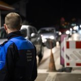 Un garde-frontiere de la Suisse contole les vehicules des frontaliers a la douane le mardi 15 novembre 2022 au Locle. Les forces de securite francaises et suisses se sont associes pour une operation de controle de grande ampleur au Poste frontiere de Col France - Col des Roches entre la France et la Suisse. (KEYSTONE/Jean-Christophe Bott)